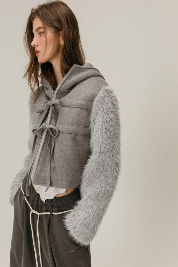 그레이 컬러의 쉬어링 울 코트는 부드러운 촉감과 따뜻한 착용감을 선사하는 겨울철 필수 아이템입니다. 오버핏 디자인에 오버사이즈 후드, 리본 스트랩 디테일을 더해 페미닌하고 우아한 스타일을 연출합니다. 울과 폴리에스테르 혼방 소재로 제작되었으며, 보온성 안감으로 추운 날씨에도 포근하게 착용할 수 있습니다. 데이트룩, 모임룩, 연말 모임룩 등 다양한 TPO에 활용 가능하며, 클래식, 미니멀, 로맨틱 스타일을 즐겨 입는 여성분들께 추천합니다. 
