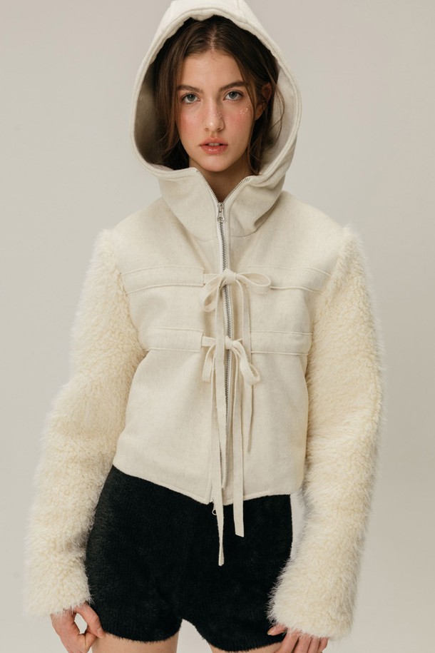 아이보리 컬러의 쉬어링 울 코트입니다. 부드러운 양털 소재로 제작되어 가을, 겨울 시즌 따뜻하게 착용할 수 있습니다. 크롭 기장에 지퍼 여밈 방식으로, 캐주얼하고 미니멀한 스타일을 연출합니다. 데이트룩, 모임룩에 활용하기 좋으며, 다양한 스타일과 매치하여 클래식한 무드를 더할 수 있습니다. 울 소재와 양털 디테일이 특징인 두꺼운 두께감의 코트입니다.
