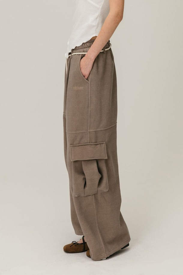 PIGMENT 카고 스웨트팬츠 / 브라운은 편안함과 스타일을 동시에 잡은 여성용 바지입니다. 부드러운 면 소재로 제작되어 뛰어난 착용감을 선사하며, 두꺼운 두께감으로 가을, 겨울 시즌에 따뜻하게 입을 수 있습니다. 넉넉한 루즈핏에 허리 밴딩과 드로우스트링으로 편안한 착용감을 제공하며, 카고 포켓 디테일이 캐주얼한 무드를 더합니다. 집콕룩, 산책룩 등 편안한 일상에 잘 어울리며, 캐주얼, 미니멀, 워크웨어 스타일을 연출하기 좋습니다. 무지 디자인으로 다양한 상의와 매치하기 용이합니다.
