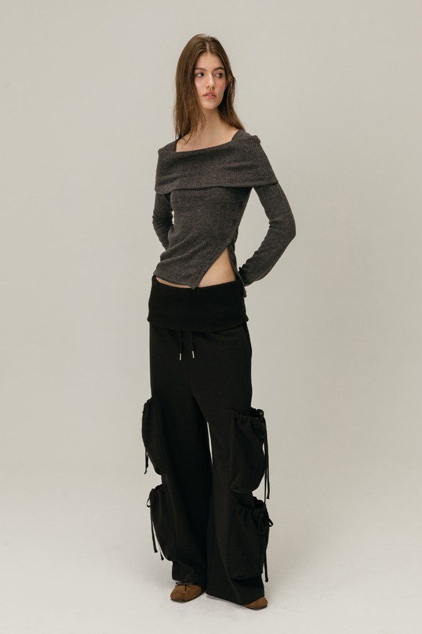 FOLDOVER SHIRRING SWEATPANTS / 블랙은 부드러운 면 소재로 제작되어 편안한 착용감을 선사하는 여성용 스웨트팬츠입니다. 셔링 디테일과 폴드오버 디자인이 더해져 캐주얼하면서도 세련된 무드를 연출합니다. 넉넉한 루즈핏 와이드 레그 스타일로 활동성을 높였으며, 블랙 컬러로 어떤 상의와도 쉽게 매치할 수 있습니다. 포켓이 있어 실용적이며, 봄, 가을, 겨울철 집콕룩, 산책룩으로 활용하기 좋습니다. 밴딩 처리로 편안하게 착용 가능하며 두꺼운 두께감으로 따뜻함을 유지해 줍니다.
