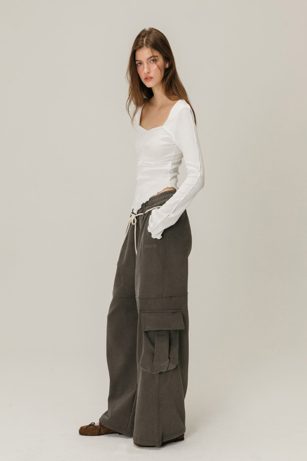 SIGNATURE HEART NECK 티셔츠 / 화이트는 여성 의류 상의로, 페미닌하고 모던한 스타일을 연출합니다. 하트넥 디자인과 슬림핏으로 여성스러운 실루엣을 강조하며, 봄, 여름, 가을 계절에 활용하기 좋습니다. 면, 폴리에스테르, 스판덱스 혼방 소재로 제작되어 부드러운 촉감과 신축성을 제공하며, 얇은 두께감으로 편안하게 착용할 수 있습니다. 웨이브컷 밑단과 구조적 실루엣이 특징이며, 데이트룩, 모임룩, 소개팅룩 등 다양한 TPO에 미니멀, 클래식, 로맨틱 스타일로 연출하기 좋습니다.
