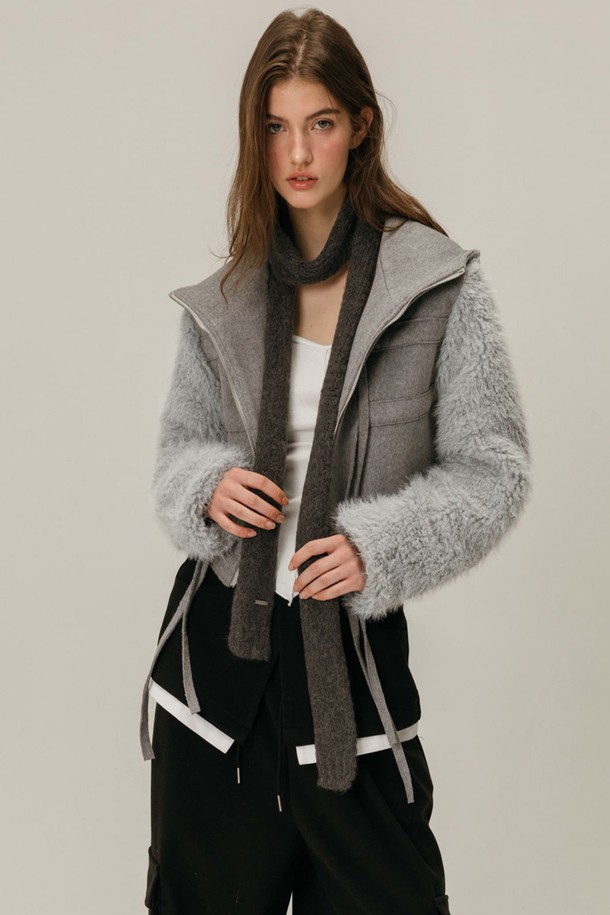 CARGO LAYERED SKIRT PANTS / BLACK (카고 레이어드 스커트 팬츠 / 블랙)는 여성 의류로, 캐주얼, 스트리트, 미니멀 스타일을 모두 아우르는 매력적인 제품입니다. 봄, 가을에 착용하기 좋으며, 하이웨이스트 디자인과 와이드 핏으로 편안하면서도 스타일리시한 실루엣을 연출합니다. 무지 패턴의 블랙 컬러로 어떤 상의와도 쉽게 매치할 수 있으며, 스커트 레이어드 디자인과 카고 포켓 디테일이 특징입니다. 루즈핏으로 활동성을 높였으며, 밴딩은 없습니다.
