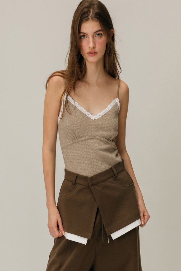 **CARGO 레이어드 스커트 팬츠 / 브라운**

캐주얼, 스트릿 무드의 카고 레이어드 스커트 팬츠입니다. 브라운 컬러의 와이드 핏 긴바지로, 가을, 겨울 시즌에 착용하기 좋습니다. 레이어드 디자인과 카고 포켓 디테일, 스커트 레이어 디자인이 특징입니다. 루즈핏으로 편안한 착용감을 선사합니다. 무지 패턴으로 다양한 상의와 매치하여 스타일리시하게 연출할 수 있습니다.
