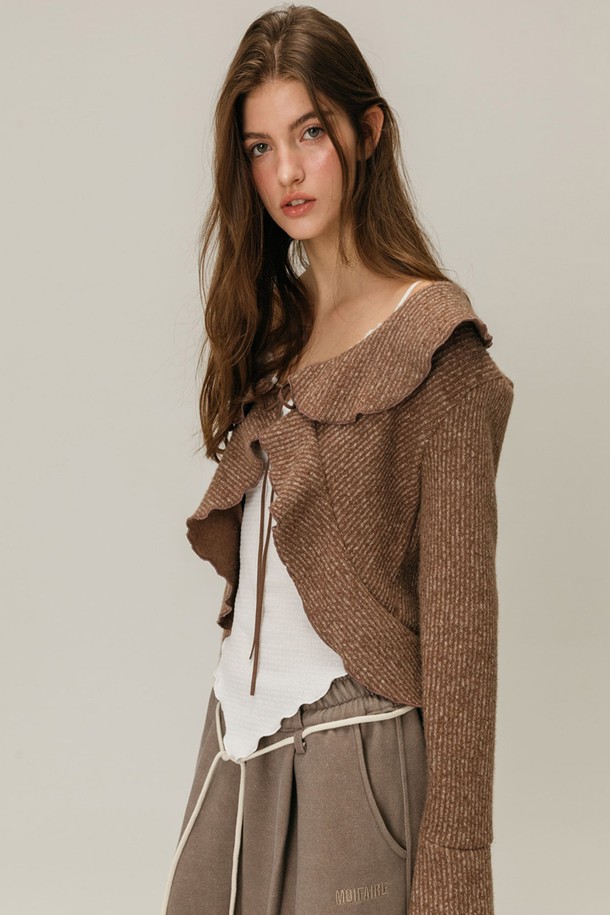 프릴 스트랩 가디건 / 브라운은 우아하고 페미닌한 스타일을 연출하는 여성용 니트/스웨터입니다. 톤 다운된 브라운 컬러에 프릴 넥과 스트랩 디자인이 더해져 로맨틱한 분위기를 자아냅니다. 두꺼운 두께감의 니트 소재로 제작되어 가을, 겨울 시즌에 따뜻하게 착용할 수 있으며, 일상, 데이트룩, 모임룩, 출근룩 등 다양한 TPO에 활용 가능합니다. 레귤러핏 크롭 기장으로 다리가 길어 보이는 효과를 주며, 부드러운 촉감이 특징입니다. 클래식, 미니멀, 로맨틱 스타일을 즐겨 입는 분들께 추천합니다.
