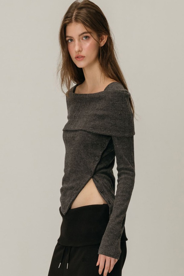 차콜 컬러의 버튼 오프 숄더 티셔츠입니다. 부드러운 면 소재로 제작되어 봄, 가을에 착용하기 좋으며, 슬림핏으로 여성스러운 실루엣을 연출합니다. 베이직한 디자인에 오프숄더 네크라인과 버튼 디테일이 더해져 미니멀, 클래식, 캐주얼 스타일을 모두 소화할 수 있습니다. 긴 소매 기장과 얇은 두께감으로 간절기 레이어드룩에도 활용하기 좋습니다. 일상에서 편안하면서도 세련된 스타일을 완성해 보세요.
