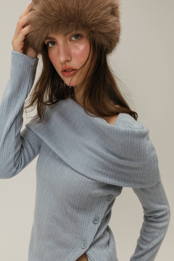**BUTTON OFF SHOULDER 티셔츠 / 스카이블루**

여성스러운 분위기를 연출하는 오프숄더 티셔츠입니다. 스카이블루와 차콜 두 가지 색상으로 제공되며, 데이트룩, 모임룩, 소개팅룩에 잘 어울립니다. 봄, 가을에 어울리는 긴소매 기장으로, 페미닌한 스타일을 완성합니다. 부드러운 촉감의 폴리에스테르와 레이온 혼방 소재로 제작되었으며, 와이드 네크라인과 비대칭 버튼 디테일이 특징입니다. 모아레 각인 버튼과 비대칭 버튼 배치가 돋보이는 클래식하면서도 미니멀한 디자인입니다.
