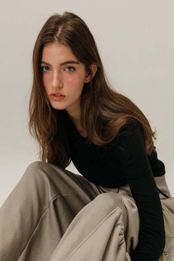 셔링 보트 넥 티셔츠 (블랙)는 여성스러운 매력을 극대화하는 슬림핏 티셔츠입니다. 부드러운 면, 모달, 스판덱스 혼방 소재로 제작되어 편안한 착용감과 뛰어난 신축성을 자랑합니다. 우아한 무드의 보트넥 디자인과 셔링 디테일이 더해져 데이트룩, 모임룩, 소개팅룩 등 다양한 TPO에 활용 가능합니다. 긴 소매 기장으로 간절기에도 활용하기 좋으며, 미니멀, 클래식, 로맨틱 스타일을 즐기는 분들께 추천합니다. 단독 또는 레이어드하여 세련된 스타일을 연출해보세요.
