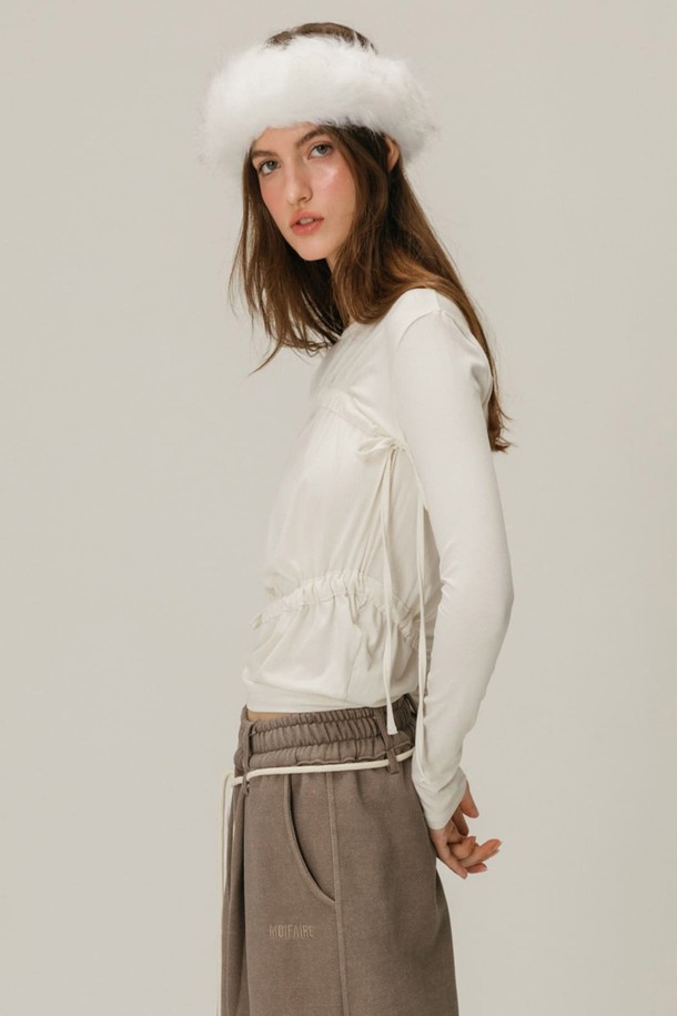 셔링 보트 넥 티셔츠 (아이보리)는 여성스러운 무드를 연출하는 페미닌 스타일의 티셔츠입니다. 부드러운 면, 모달, 스판덱스 혼방 소재로 제작되어 얇고 가벼우며, 부드러운 촉감을 선사합니다. 보트넥 디자인과 셔링 디테일이 특징이며, 핏은 레귤러핏, 소매는 긴소매입니다. 데이트룩, 모임룩에 적합하며, 미니멀, 로맨틱, 클래식 스타일을 즐기는 분들께 추천합니다. 셔링 스트링으로 핏 조절이 가능하여 편안하고 신축성 있는 착용감을 제공합니다.
