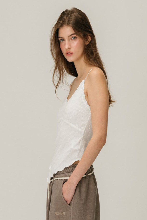 레이스 웨이브 민소매 티셔츠 / 화이트는 여성 의류로, 봄과 여름에 어울리는 페미닌한 스타일을 연출합니다. 부드러운 면 소재로 제작되어 편안한 착용감을 선사하며, 레귤러 핏에 브이넥 디자인이 특징입니다. 레이스 디테일과 웨이브 디자인이 더해져 로맨틱하고 미니멀한 무드를 자아내 데이트룩, 소개팅룩에 적합합니다. 얇은 두께감의 민소매 디자인으로 시원하게 입을 수 있습니다.
