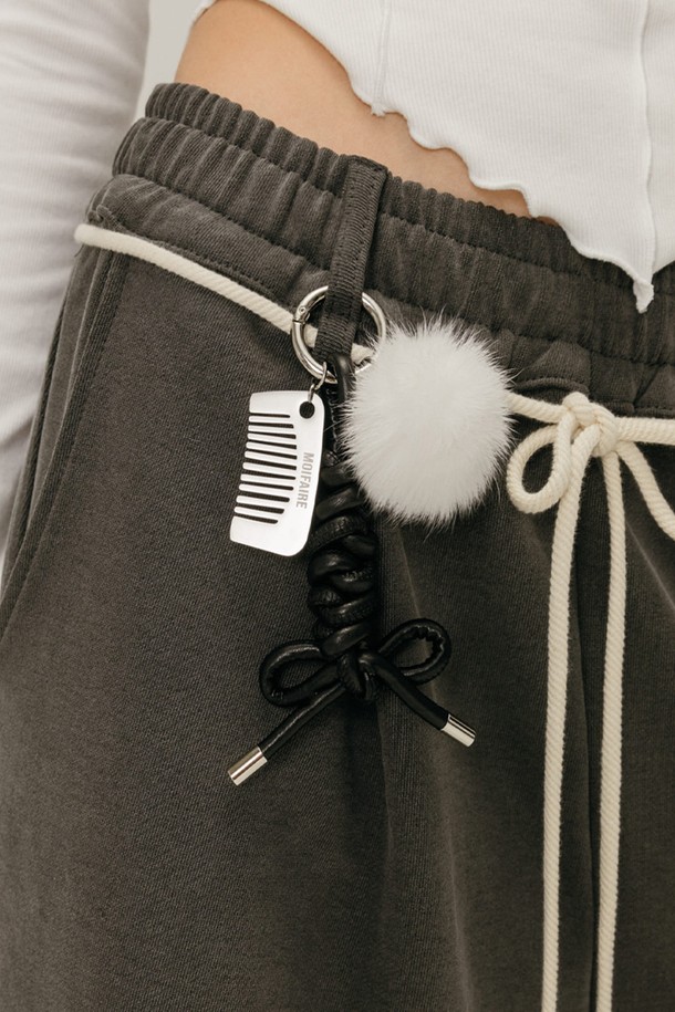 세련되고 고급스러운 디자인의 밍크 로프 키링/키체인입니다. 블랙 컬러의 밍크와 인조 가죽 소재로 제작되었으며, 곰 디테일의 퍼 장식이 돋보입니다. 여성스러움을 강조하는 클래식, 미니멀 스타일의 액세서리로, 가방, 파우치, 바지 등에 활용하여 포인트를 줄 수 있습니다. 일상생활에서 유용하게 사용 가능한 키체인으로, 소지품에 특별함을 더해보세요. 실버 컬러 옵션도 제공됩니다.
