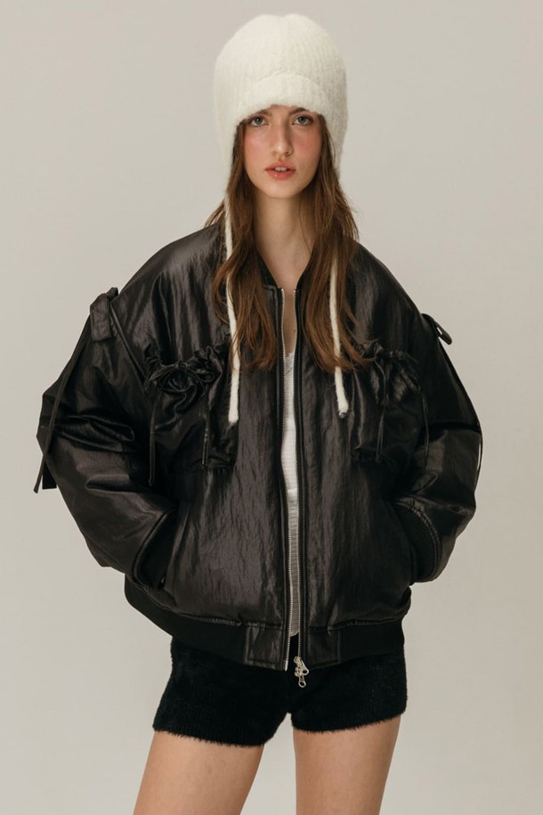 리본 봄버 재킷 / 블랙은 페미닌하면서도 캐주얼한 스타일을 연출하는 여성용 점퍼입니다. 부드러운 나일론 소재와 두꺼운 두께감으로 겨울철에도 따뜻하게 착용할 수 있습니다. 크롭 기장에 릴렉스핏과 루즈핏으로 편안함을 더했으며, 집업 스타일로 간편하게 입고 벗을 수 있습니다. 자연스러운 광택감과 리본 디테일이 돋보이며, 후드티와 레이어드하여 다양한 스타일을 연출할 수 있습니다. 데이트룩과 모임룩, 캐주얼 및 미니멀 스타일 모두 소화 가능한 활용도 높은 아이템입니다.
