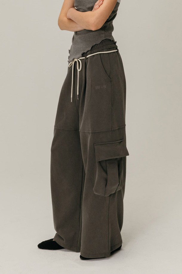 차콜 컬러의 피그먼트 카고 스웨트팬츠는 부드러운 면 소재로 제작되어 편안한 착용감을 선사합니다. 넉넉한 루즈핏과 두꺼운 두께, 기모 안감으로 겨울철에도 따뜻하게 입을 수 있습니다. 허리 및 밑단 스트링 디테일로 핏을 조절할 수 있으며, 자수 모티프가 캐주얼한 무드를 더합니다. 집콕룩, 산책룩 등 다양한 TPO에 활용 가능한 여성용 긴바지로, 미니멀하고 캐주얼한 스타일을 연출하기 좋습니다. 브라운 컬러도 함께 제공됩니다.
