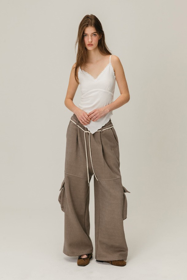 PIGMENT 카고 스웨트팬츠 / 브라운은 편안함과 스타일을 동시에 잡은 여성용 바지입니다. 부드러운 면 소재로 제작되어 뛰어난 착용감을 선사하며, 두꺼운 두께감으로 가을, 겨울 시즌에 따뜻하게 입을 수 있습니다. 넉넉한 루즈핏에 허리 밴딩과 드로우스트링으로 편안한 착용감을 제공하며, 카고 포켓 디테일이 캐주얼한 무드를 더합니다. 집콕룩, 산책룩 등 편안한 일상에 잘 어울리며, 캐주얼, 미니멀, 워크웨어 스타일을 연출하기 좋습니다. 무지 디자인으로 다양한 상의와 매치하기 용이합니다.
