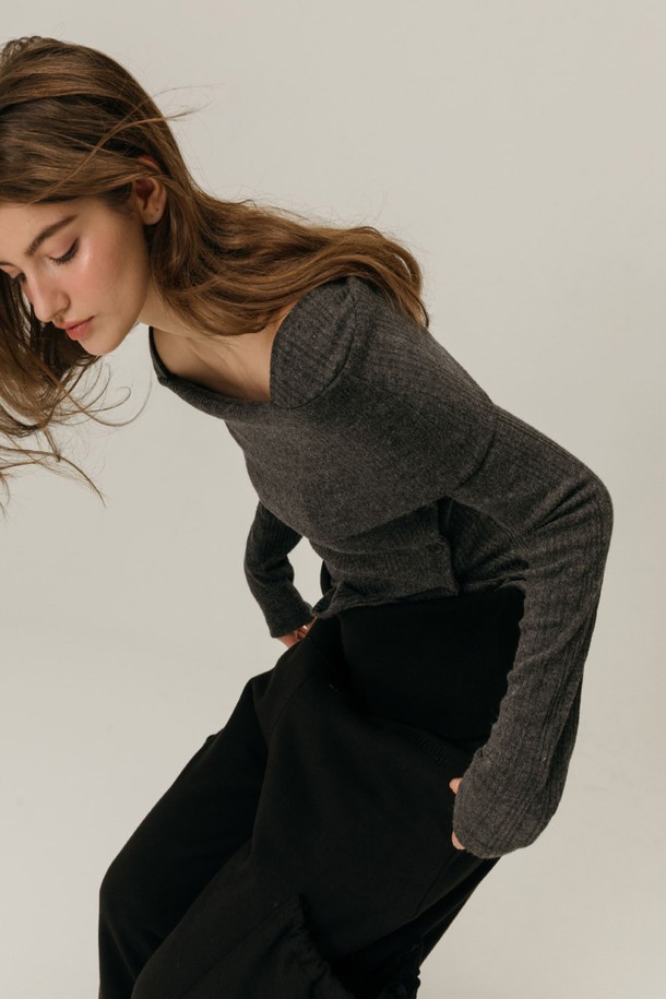 FOLDOVER SHIRRING SWEATPANTS / 블랙은 부드러운 면 소재로 제작되어 편안한 착용감을 선사하는 여성용 스웨트팬츠입니다. 셔링 디테일과 폴드오버 디자인이 더해져 캐주얼하면서도 세련된 무드를 연출합니다. 넉넉한 루즈핏 와이드 레그 스타일로 활동성을 높였으며, 블랙 컬러로 어떤 상의와도 쉽게 매치할 수 있습니다. 포켓이 있어 실용적이며, 봄, 가을, 겨울철 집콕룩, 산책룩으로 활용하기 좋습니다. 밴딩 처리로 편안하게 착용 가능하며 두꺼운 두께감으로 따뜻함을 유지해 줍니다.
