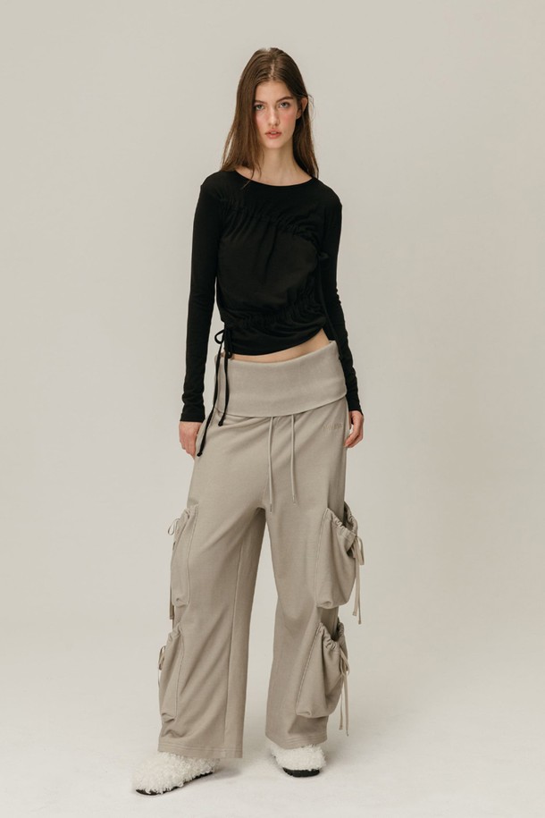 FOLDOVER SHIRRING SWEATPANTS / GREY (폴드오버 셔링 스웻팬츠 / 그레이)는 여성용 스웻팬츠입니다. 부드러운 면 소재에 안감 기모 처리가 되어 가을, 겨울철에도 따뜻하게 착용할 수 있습니다. 페미닌하면서도 캐주얼한 무드를 연출하며, 루즈핏에 롱 기장으로 편안함을 더했습니다. 폴드오버 디자인과 카고 스타일 포켓, 옆면 카고 포켓 디테일이 돋보이며, 집콕룩이나 산책룩으로 활용하기 좋습니다. 그레이 컬러에 모아레 자수 패턴이 은은하게 포인트가 되어 미니멀하면서도 클래식한 스타일을 완성합니다.
