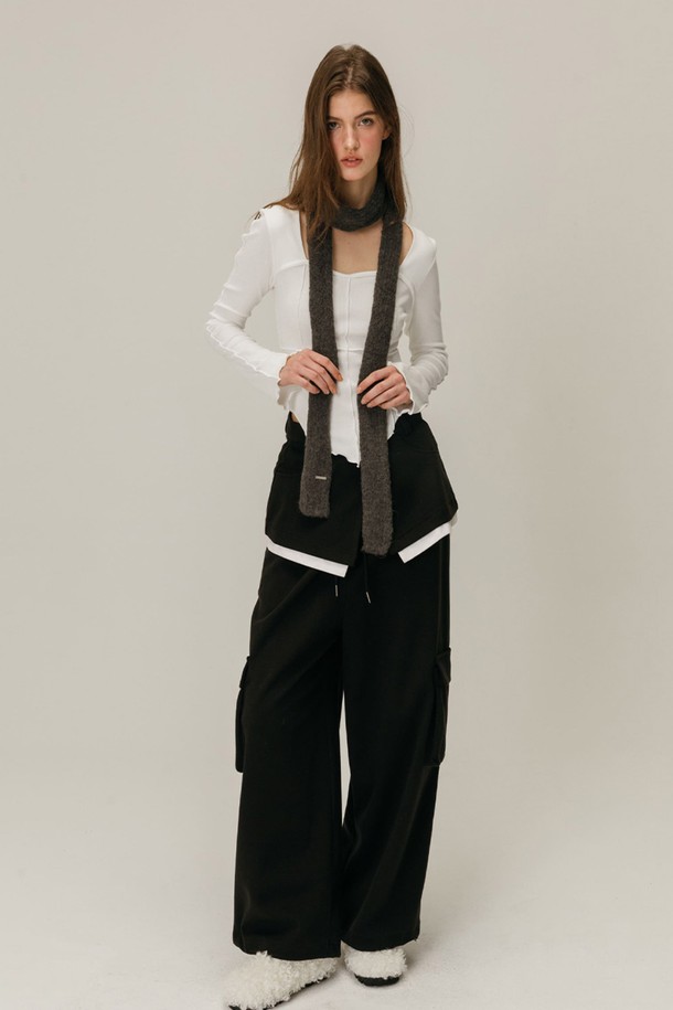 CARGO LAYERED SKIRT PANTS / BLACK (카고 레이어드 스커트 팬츠 / 블랙)는 여성 의류로, 캐주얼, 스트리트, 미니멀 스타일을 모두 아우르는 매력적인 제품입니다. 봄, 가을에 착용하기 좋으며, 하이웨이스트 디자인과 와이드 핏으로 편안하면서도 스타일리시한 실루엣을 연출합니다. 무지 패턴의 블랙 컬러로 어떤 상의와도 쉽게 매치할 수 있으며, 스커트 레이어드 디자인과 카고 포켓 디테일이 특징입니다. 루즈핏으로 활동성을 높였으며, 밴딩은 없습니다.
