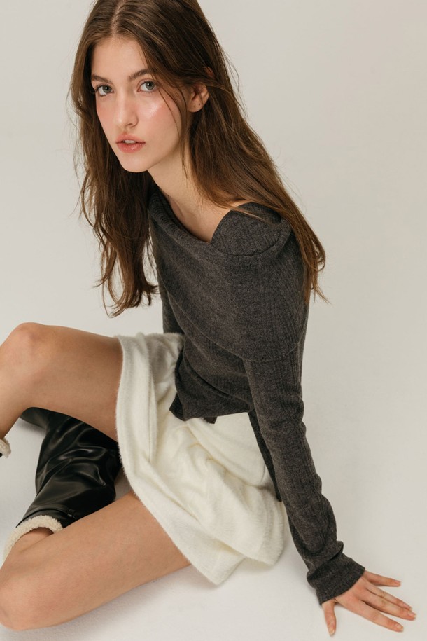 차콜 컬러의 버튼 오프 숄더 티셔츠입니다. 부드러운 면 소재로 제작되어 봄, 가을에 착용하기 좋으며, 슬림핏으로 여성스러운 실루엣을 연출합니다. 베이직한 디자인에 오프숄더 네크라인과 버튼 디테일이 더해져 미니멀, 클래식, 캐주얼 스타일을 모두 소화할 수 있습니다. 긴 소매 기장과 얇은 두께감으로 간절기 레이어드룩에도 활용하기 좋습니다. 일상에서 편안하면서도 세련된 스타일을 완성해 보세요.
