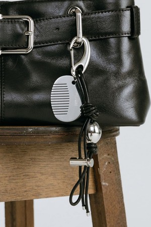 LEATHER COMB LAYERED KEYRING / BLACK
