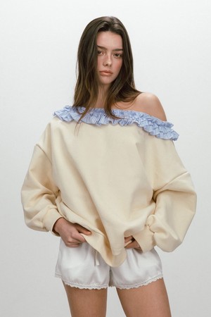 FRILL OFF SHOULDER SWEATSHIRT / BUTTER