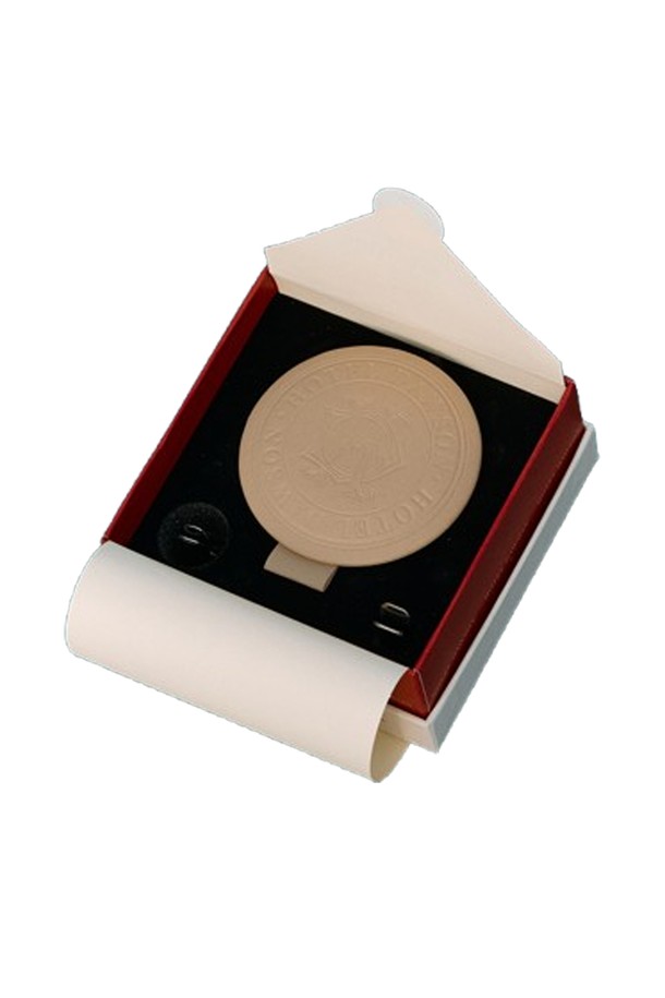 호텔도슨 엠블럼 차량용 디퓨저 케이스+카트리지 세트는 베이지와 에크루 색상으로 제공되며, 차량 내부를 은은하게 채워주는 방향 기능을 갖춘 제품입니다. 미디엄 사이즈의 디퓨저 케이스는 자딘 미드나잇과 룸 넘버 792 두 가지 향을 선택할 수 있으며, 각 향은 섬세한 향 노트로 구성되어 있습니다. 자딘 미드나잇은 파인, 블랙페퍼의 탑 노트, 자스민, 샌달우드, 앰버그리스의 미들 노트, 머스크, 바닐라의 베이스 노트를 포함합니다. 룸 넘버 792는 베르가못, 라임의 탑 노트, 로즈, 오렌지 플라워의 미들 노트, 머스크, 파출리의 베이스 노트를 선사합니다. 디퓨저 케이스, 리필 카트리지, 쇼핑백, 선물 포장 키트가 구성품으로 포함되어 있으며, 선물 포장도 가능합니다.
