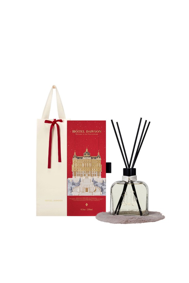 호텔도슨 고급 실내 디퓨저 250ml 세트는 공간에 럭셔리한 분위기를 더해줍니다. "Welcome to the Pleasuredome (머스키 스윗)", "Sac de Voyage (스모키 버번)", "The Secret Session (라이트 플로럴)", "Room No.792 (그린 시트러스)", "Press for Champagne (파우더리 딜라이트)", "Jardin Midnight (아로마틱 우드)", "Late Checkout (소프트 플로럴)" 등 7가지 매력적인 향으로 구성되어 있습니다. 250ml 용량의 디퓨저 본품, 퍼코스터, 그리고 5개의 리드스틱으로 구성되어 있어, 고급스러운 향기를 오랫동안 즐길 수 있습니다. 에탄올, 디프로필렌글라이콜, 향료를 주요 성분으로 하며, 리드스틱 개수를 조절하여 향의 강도를 원하는 대로 조절할 수 있습니다. 실내 공간에 은은하고 지속적인 향기를 선사하여, 고급스러운 무드를 연출합니다.
