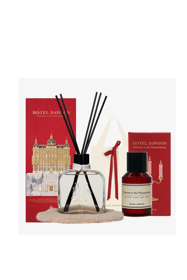 호텔도슨 디퓨저 & 룸앤패브릭 스프레이 세트가 당신의 공간에 고급스러운 향기를 선사합니다. 머스키한 달콤함과 다크 블랙체리, 자두가 조화롭게 어우러진 매혹적인 향은 탑노트의 블랙체리와 비터아몬드, 미들노트의 자스민삼박과 로즈, 그리고 베이스노트의 앰버와 샌달우드의 조화로 완성됩니다. 5ml 용량의 디퓨저와 룸스프레이, 쇼핑백, 바디세쉐 6종으로 구성되어 풍성함을 더합니다. 아스코르빈산, 리보플라빈 등 다양한 성분이 함유되어 향과 함께 특별한 경험을 제공합니다. 
