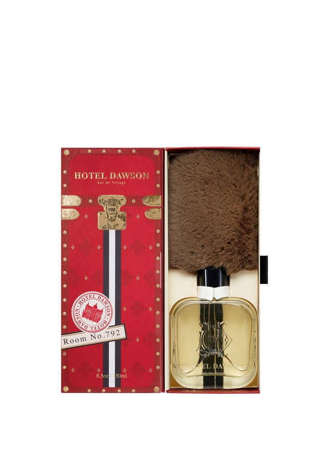 호텔도슨 디퓨저 듀오세트 본품+리필은 실내 공간에 은은한 향기를 선사하는 디퓨저 세트입니다. 고급스러운 유리 용기에 담긴 디퓨저 본품(250ml)과 리필 용액으로 구성되어 있으며, 'Welcome to the Pleasuredome', 'Sac de Voyage', 'The Secret Session', 'Room No.792', 'Press for Champagne', 'Jardin Midnight' 등 6가지 다채로운 향을 즐길 수 있습니다. 리드스틱 5개, 코스터, 쇼핑백, 선물 포장 키트가 함께 제공되어 특별한 날 선물용으로도 좋습니다. 바디사쉐 6종을 증정하여 더욱 풍성한 구성을 자랑합니다.
