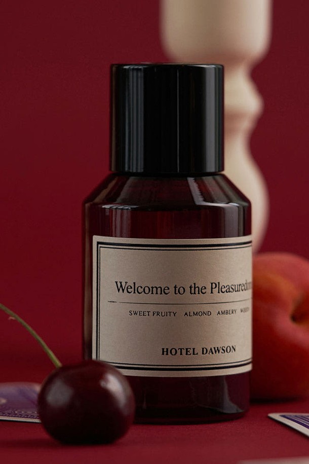 호텔도슨 룸앤패브릭 스프레이 웰컴투더플레저돔 50ml는 실내 공간 및 섬유에 사용 가능한 룸스프레이입니다. 블랙체리, 머스크, 스위트 향의 조화가 매력적이며, 탑노트의 블랙체리와 비터아몬드, 미들노트의 자스민삼박, 로즈, 베이스노트의 앰버, 샌달우드 향으로 구성되었습니다. 20-30cm 거리를 두고 분사하여 사용하며, 제조일로부터 36개월까지 사용 가능합니다. 피부에 직접 접촉하거나 민감성 피부에 사용 시 주의해야 하며, 피부 자극이 느껴지면 의사와 상담하십시오. 벤질벤조에이트, 쿠마린, 리날룰, 리모넨 등 알레르기 유발 성분을 포함하고 있습니다.
