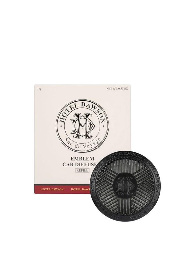 호텔도슨 엠블럼 차량용 디퓨저 리필 3종 세트는 차량 실내 공간에 향기를 더하는 제품입니다. 'The Secret Session - 라이트 플로럴', 'Room No.792 - 그린 시트러스', 'Jardin Midnight - 아로마틱 우드' 3가지 향으로 구성되어 다양한 취향을 만족시킵니다. 비닐 아세테이트 에틸렌 공중합체와 향료를 주요 소재로 사용했으며, 자석 클립으로 차량 송풍구에 간편하게 부착할 수 있습니다. 한 번의 리필로 약 2-3개월간 사용 가능하며, 크기는 60x60x24mm, 무게는 17g입니다. 40도 이상 고온 및 직사광선, 전자기기 근처 설치는 피해주시고, 개봉 후 즉시 사용하십시오.
