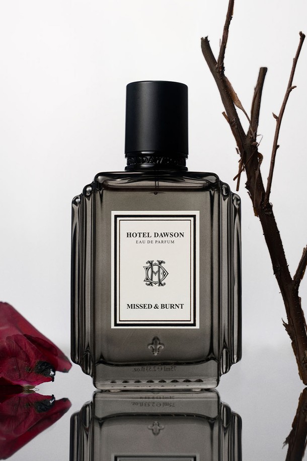 호텔도슨 오드퍼퓸 75ml 향수 5종 세트는 매혹적인 향기를 선사합니다. 'ROLL THE DICE - 스위트 우드', 'MISSED & BURNT - 스파이시 플로럴', 'SELF BLOOM - 라이트 플로럴', 'SALUTE TO YOU - 소프트 시트러스', 'MIDSOMMAR - 아로마틱 포레스트' 등 5가지 다채로운 향으로 구성되었습니다. 바닐라, 장미, 자스민, 시트러스, 민트, 샌달우드, 머스크 등 다채로운 주요 향료가 조화롭게 어우러져 은은하고 풍성한 향을 연출합니다. 스프레이 노즐을 누르면 숨겨진 디자인이 드러나 시각적인 즐거움까지 더하며, 더욱 특별한 경험을 선사합니다. 또한, 고급스러운 디자인의 탁상거울을 함께 증정하여 소장 가치를 높였습니다.
