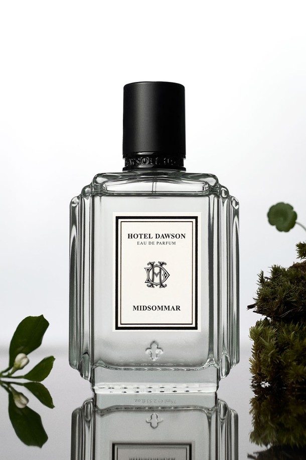 호텔도슨 오드퍼퓸 75ml 향수 5종 세트는 내면의 기억을 자극하는 향기를 선사합니다. SWEET WOOD (롤 더 다이스), SPICY FLORAL (미스드 앤 번트), LIGHT FLORAL (셀프 블룸), SOFT CITRUS (샐루트 투 유), AROMATIC FOREST (미드소마) 5가지 다채로운 향으로 구성되어 있습니다. 각 향수는 자두, 초콜릿, 바닐라 등 다채로운 탑, 미들, 베이스 노트의 조화로 섬세하고 풍부한 향을 경험하게 합니다. 75ml 용량으로 넉넉하게 사용 가능하며, 향수와 함께 탁상거울을 증정하여 실용성을 더했습니다. 부드럽고 매혹적인 향으로 당신의 감성을 채워보세요.
