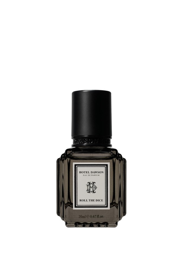 따뜻하고 매혹적인 겨울의 향기를 담은 호텔도슨 '롤더다이스' 오드퍼퓸 20ml를 만나보세요. 달콤한 자두, 만다린, 레몬의 상큼함으로 시작해 초콜릿, 구아이악우드의 깊이 있는 미들 노트, 바닐라와 샌달우드의 은은한 잔향으로 마무리됩니다. '롤더다이스'는 당신의 특별한 겨울을 더욱 풍성하게 만들어줄 스위트 우드향 향수입니다. 변성알코올, 향료 등을 포함한 섬세한 조향으로 제작되었으며, 02.2088.4138로 고객센터를 통해 문의하실 수 있습니다. 사용 시에는 주의사항을 꼼꼼히 확인해주세요.
