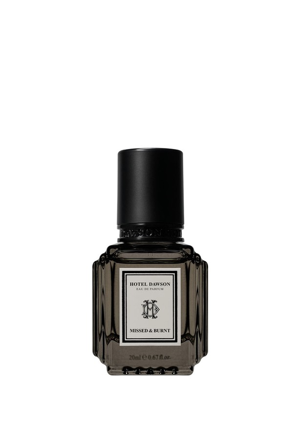 호텔도슨 오드퍼퓸 향수 미스드앤번트 20ml는 스파이시 플로럴 향으로, 특별히 겨울에 어울리는 향수입니다. 탑노트의 와일드 로즈, 베르가못, 레몬의 상큼함으로 시작해 시더우드, 바이올렛, 파우더리 미들 노트가 부드럽게 감싸줍니다. 마지막으로 카다멈, 베티버, 어시 머스크의 베이스 노트가 은은하게 마무리되어 향긋하고 보드라운, 마른 꽃향과 나무향, 베티버향을 선사합니다. 변성알코올, 향료 등을 포함한 주요 성분으로 구성된 오드퍼퓸입니다.

