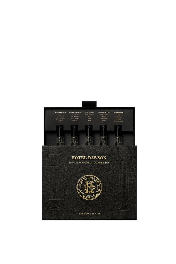 호텔도슨 오드퍼퓸 향수 체험키트 디스커버리세트는 5가지 매력적인 향을 경험할 수 있는 특별한 기회를 제공합니다. 각 2.7ml 용량으로 구성되어 휴대하기 편리하며, "ROLL THE DICE (롤 더 다이스)", "MISSED & BURNT (미스드 앤 번트)", "SELF BLOOM (셀프 블룸)", "SALUTE TO YOU (살루트 투 유)", "MIDSOMMAR (미드소마)" 총 5가지 다채로운 향을 만나볼 수 있습니다. 스위트 우드, 스파이시 플로럴, 라이트 플로럴, 소프트 시트러스, 아로마틱 포레스트 등 다양한 향 타입으로 구성되어, 사계절 어떤 때든 어울리는 향을 선택할 수 있습니다. 내면의 기억이 감성을 자극하는 향을 찾아 떠나는 여정, 호텔도슨 오드퍼퓸 디스커버리 세트로 시작해 보세요. 일상 속에서 다채로운 향의 즐거움을 경험해 보세요.
