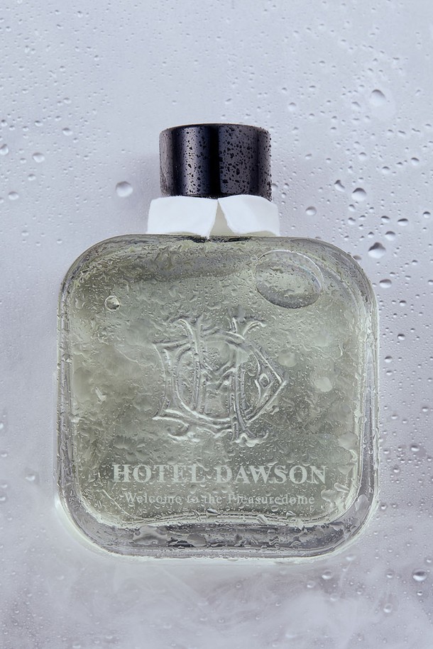 호텔도슨 디퓨저 듀오세트는 본품과 리필 용액으로 구성되어 더욱 풍성하게 향을 즐길 수 있습니다. 'Welcome to the Pleasuredome', 'Sac de Voyage', 'The Secret Session', 'Room No.792', 'Press for Champagne', 'Jardin Midnight' 등 6가지 매력적인 향으로 공간을 채워보세요. 유리와 섬유 소재로 제작되었으며, 에탄올, 디프로필렌글리콜, 향료를 사용하여 은은하고 지속적인 발향을 선사합니다. 리드 스틱을 꽂아 24시간 후 사용하며, 스틱 개수로 향의 강도를 조절할 수 있습니다. 쇼핑백과 바디사쉐 6종을 함께 증정하여 더욱 특별한 구성을 경험해보세요. 사용 시 직사광선, 고온, 화기를 피하고, 어린이와 반려동물의 접근에 주의하며 환기를 잊지 마세요.
