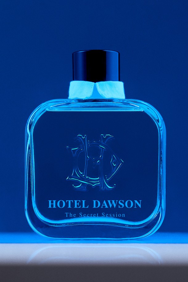 호텔도슨 디퓨저 듀오세트는 은은한 향기로 공간을 채워주는 디퓨저 본품과 리필 세트입니다. 250ml 용량으로 792시간 이상 블렌딩된 풍부한 향을 즐길 수 있습니다. 안전 확인(HB19-12-0619)을 받은 제품으로, 에탄올, 디프로필렌글라이콜, 향료를 주요 소재로 사용했습니다. 파이버 소재의 리드스틱 45개를 함께 제공하며, 리드스틱 삽입 후 24시간 뒤 뒤집고, 주 2회 뒤집어 향의 강도를 조절할 수 있습니다. 선물용 쇼핑백과 바디사쉐 6종을 증정하여 더욱 풍성하게 구성했습니다. (알레르기 유발 성분: 쿠마린, 벤질벤조에이트, 유제놀, 리날룰, 리모넨 외 7종).
