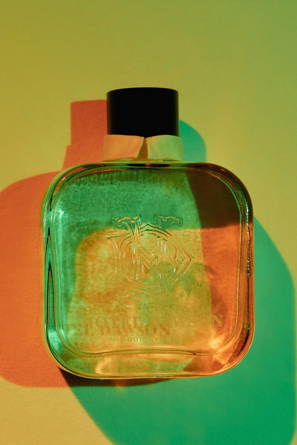 호텔도슨 디퓨저 듀오세트 본품+리필 세트는 공간에 특별한 향기를 선사합니다. 250ml 용량의 본품과 리필 구성으로, 'Welcome to the Pleasuredome', 'Sac de Voyage' 등 6가지 매력적인 향을 즐길 수 있습니다. 4x247mm 크기의 리드 스틱 45개와 쇼핑백, 바디사쉐 6종이 함께 제공됩니다. 리드 스틱을 꽂아 향을 내는 방식으로, 스틱 개수를 조절하여 향의 강도를 조절할 수 있습니다. 가구 및 의류에 닿지 않도록 주의하고, 평평한 곳에 설치하여 사용하십시오.
