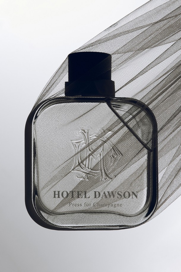 호텔도슨 디퓨저 듀오세트는 본품과 리필, 쇼핑백, 바디사쉐 6종으로 구성되어 은은한 향기를 선사합니다. 250ml 용량으로, "Welcome to the Pleasuredome", "Sac de Voyage" 등 6가지 다채로운 향을 즐길 수 있습니다. 리드스틱을 꽂아 24시간 후 사용하며 스틱 개수로 향의 강도를 조절할 수 있습니다. 45개의 리드스틱이 포함되어 있으며, 리필 사용 시 동일 향으로 사용해야 합니다. 어린이 및 반려동물, 직사광선과 고온, 가구 및 의류와의 접촉에 주의하여 사용하세요.
