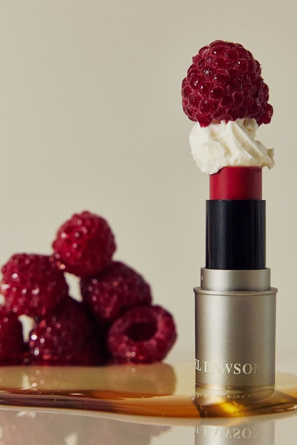 호텔도슨 블렌딩 보습 립케어 립밤 4종은 2.4g 용량으로, 입술에 부드럽게 녹아드는 텍스처를 자랑합니다. 쿠푸아수 씨앗 버터, 마누카 허니, 타히티 바닐라 추출물 등 자연 유래 성분으로 보습, 각질 진정, 입술 생기 부여에 도움을 줍니다. "크림 오 뵈르", "떼 오 까라멜", "르 구테 1841", "푸딩 오 피기에" 4가지 종류로, 각각 버터 크림향, 카라멜 블랙티향, 라즈베리 그린티향, 무화과 블랙티향의 매력적인 향을 선사합니다. 입술 온도에 반응하여 오일 보습막을 형성하며, 끈적임 없이 가볍게 발리는 사용감을 느낄 수 있습니다. 단, 급격한 온도 변화 시 오일이 맺힐 수 있으니 주의 바랍니다.
