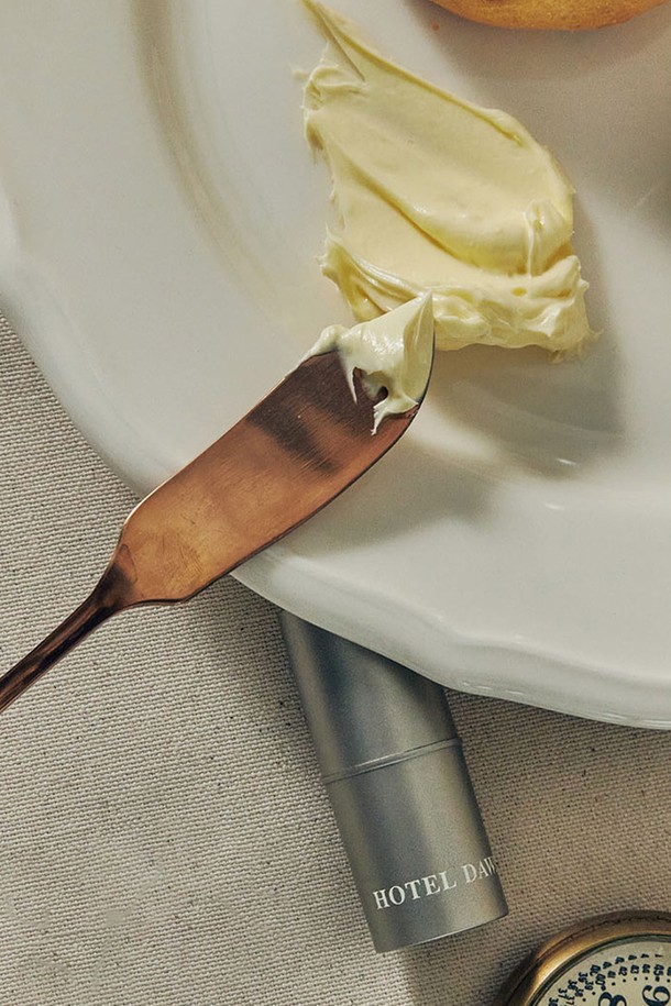 호텔도슨 블렌딩 보습 립케어 립밤 4종 세트는 쿠푸아수 씨드 버터, 마누카 허니, 타히티 바닐라 추출물이 함유되어 입술에 풍부한 보습과 영양을 선사합니다. 밤 타입 제형으로 입술 온도에 부드럽게 녹아들며, 끈적임 없이 오일 보습막을 형성하여 촉촉함을 유지해 줍니다. 버터크림, 카라멜 블랙티, 라즈베리 바닐라 그린티, 무화과 버터 블랙티 4가지 향으로 구성되어 선택의 즐거움을 더합니다. 자연스러운 틴트 효과로 생기 있는 입술을 연출하며, 남녀 모두 사용할 수 있습니다. 온도 변화에 따라 오일 비딩 현상이 나타날 수 있습니다.
