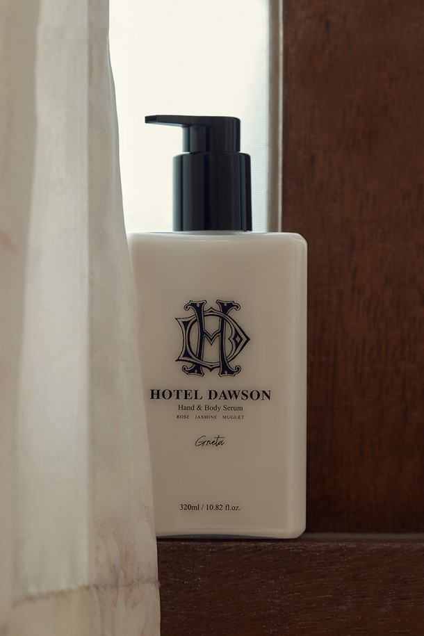 호텔도슨 시즌 기프트 바디워시+바디로션 2종 선물세트는 보습과 세정에 효과적인 바디케어 세트입니다. "Light Floral", "Green Citrus", "Smoky Bourbon" 세 가지 향으로 구성되어 있으며, 각 향은 베르가못, 자스민, 머스크 등의 다채로운 향료 조합을 통해 특별한 경험을 선사합니다. 샤워 후 또는 목욕 후, 바디로션을 전신에 부드럽게 발라 촉촉함을 더하고, 바디워시로 부드럽게 세정하여 산뜻함을 느껴보세요. 선물용으로 적합하도록 기프트박스, 쇼핑백, 포장키트가 함께 제공되어 더욱 특별한 가치를 더합니다.
