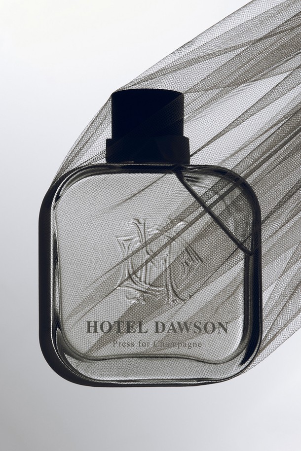 호텔도슨 고급 실내 디퓨저 리필 250ml는 실내 공간에 은은한 향기를 더해주는 디퓨저 리필 제품입니다. "웰컴 투 더 플레저 돔 (머스키 스위트)", "색 드 보야지 (스모키 버번)", "더 시크릿 세션 (라이트 플로럴)", "룸 넘버 792 (그린 시트러스)", "프레스 포 샴페인 (파우더리 딜라이트)", "자르뎅 미드나잇 (아로마틱 우드)" 등 6가지 다채로운 향 옵션으로 구성되어 있습니다. 에탄올, 다이프로필렌글리콜, 향료를 주요 성분으로 하며, 792시간 이상의 블렌딩을 통해 오감을 자극하는 기억의 향기를 선사합니다. 사용 시에는 본품의 유리 용기에 미니 깔때기를 사용하여 리필해주시고, 동일한 향의 전용 유리 용기를 사용하는 것이 좋습니다. 피부가 민감하거나, 가구 및 섬유 변색에 주의하여 사용하고, 영유아 및 반려동물의 접근은 피해주세요.
