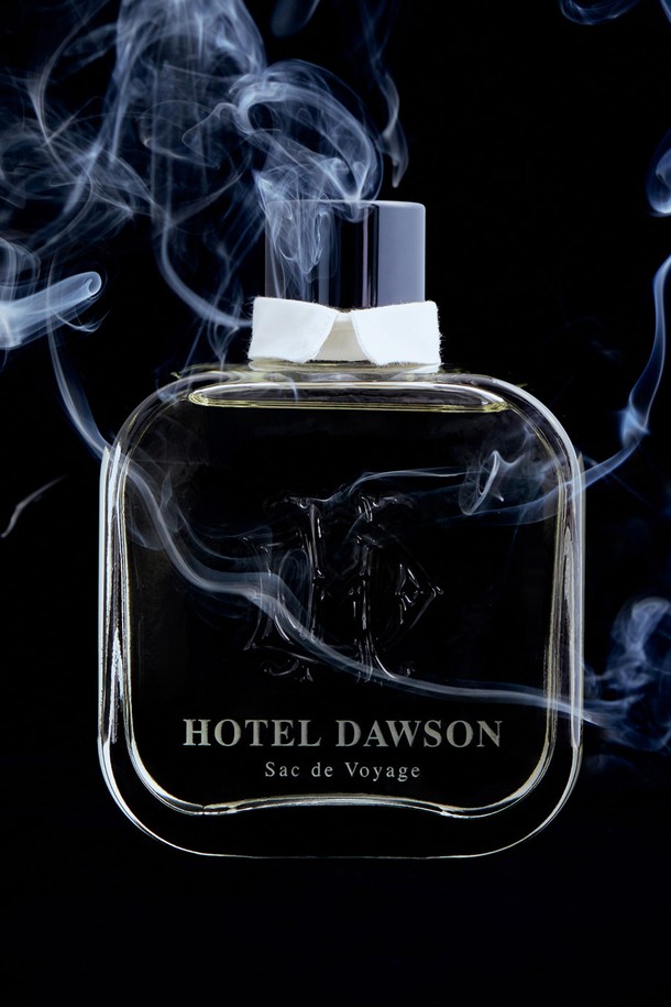 호텔도슨 고급 실내 디퓨저 리필 250ml는 은은한 향으로 공간을 채워주는 디퓨저 리필액입니다. "웰컴 투 더 플레저돔 (머스키 스위트)", "삭 드 보야지 (스모키 버번)", "더 시크릿 세션 (라이트 플로럴)", "룸 넘버 792 (그린 시트러스)", "프레스 포 샴페인 (파우더리 딜라이트)", "자르뎅 미드나잇 (아로마틱 우드)"의 6가지 매력적인 향을 선택할 수 있습니다. 각 향마다 블랙 체리, 플럼, 위스키, 베르가못, 라임, 파인 등의 탑 노트를 시작으로 바닐라, 샌달우드, 머스크, 엠버그리스 등의 베이스 노트로 마무리됩니다. 고급스러운 원통형 용기에 담겨 있으며, 미니 깔때기가 함께 제공되어 간편하게 리필할 수 있습니다. 실내 방향, 홈데코, 선물용으로 모두 적합합니다.
