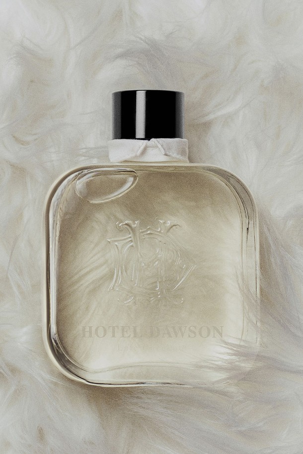 호텔도슨 고급 실내 디퓨저 250ml 세트는 실내 공간에 은은한 향기를 선사합니다. 디퓨저 본품과 퍼 코스터, 리드 5개가 함께 구성되어 있습니다. '웰컴 투 더 플레저돔', '색 드 보야지', '더 시크릿 세션', '룸 넘버 792', '프레스 포 샴페인', '자르뎅 미드나잇', '레이트 체크아웃' 등 7가지 매력적인 향을 선택할 수 있습니다. 에탄올, 디프로필렌글라이콜, 향료를 사용하여 제작되었습니다. 250ml 용량으로 넉넉하게 사용 가능합니다.
