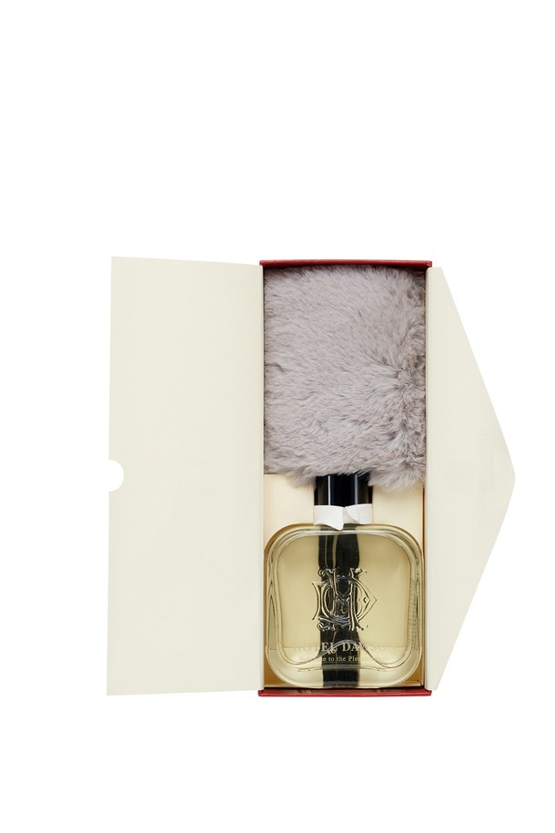 호텔도슨 디퓨저 듀오세트는 본품과 리필 용액으로 구성되어 더욱 풍성하게 향을 즐길 수 있습니다. 'Welcome to the Pleasuredome', 'Sac de Voyage', 'The Secret Session', 'Room No.792', 'Press for Champagne', 'Jardin Midnight' 등 6가지 매력적인 향으로 공간을 채워보세요. 유리와 섬유 소재로 제작되었으며, 에탄올, 디프로필렌글리콜, 향료를 사용하여 은은하고 지속적인 발향을 선사합니다. 리드 스틱을 꽂아 24시간 후 사용하며, 스틱 개수로 향의 강도를 조절할 수 있습니다. 쇼핑백과 바디사쉐 6종을 함께 증정하여 더욱 특별한 구성을 경험해보세요. 사용 시 직사광선, 고온, 화기를 피하고, 어린이와 반려동물의 접근에 주의하며 환기를 잊지 마세요.
