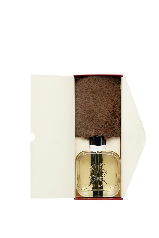 호텔도슨 디퓨저 듀오세트 본품+리필은 실내 공간에 은은한 향기를 선사하는 디퓨저 세트입니다. 고급스러운 유리 용기에 담긴 디퓨저 본품(250ml)과 리필 용액으로 구성되어 있으며, 'Welcome to the Pleasuredome', 'Sac de Voyage', 'The Secret Session', 'Room No.792', 'Press for Champagne', 'Jardin Midnight' 등 6가지 다채로운 향을 즐길 수 있습니다. 리드스틱 5개, 코스터, 쇼핑백, 선물 포장 키트가 함께 제공되어 특별한 날 선물용으로도 좋습니다. 바디사쉐 6종을 증정하여 더욱 풍성한 구성을 자랑합니다.
