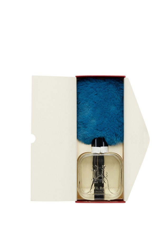 호텔도슨 디퓨저 듀오세트는 은은한 향기로 공간을 채워주는 디퓨저 본품과 리필 세트입니다. 250ml 용량으로 792시간 이상 블렌딩된 풍부한 향을 즐길 수 있습니다. 안전 확인(HB19-12-0619)을 받은 제품으로, 에탄올, 디프로필렌글라이콜, 향료를 주요 소재로 사용했습니다. 파이버 소재의 리드스틱 45개를 함께 제공하며, 리드스틱 삽입 후 24시간 뒤 뒤집고, 주 2회 뒤집어 향의 강도를 조절할 수 있습니다. 선물용 쇼핑백과 바디사쉐 6종을 증정하여 더욱 풍성하게 구성했습니다. (알레르기 유발 성분: 쿠마린, 벤질벤조에이트, 유제놀, 리날룰, 리모넨 외 7종).
