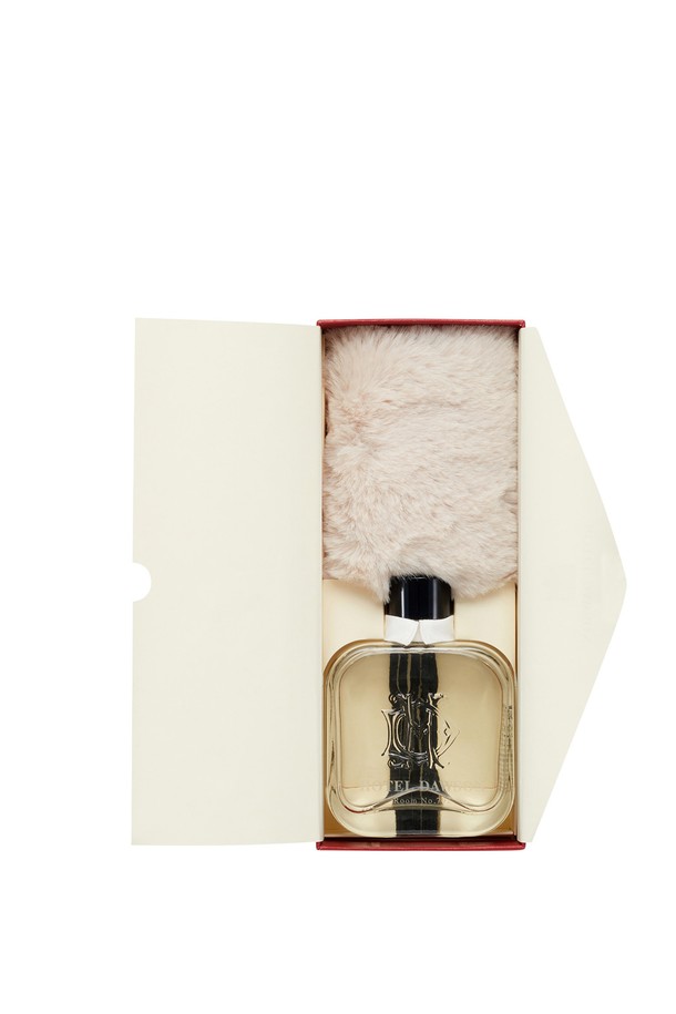 호텔도슨 디퓨저 듀오세트 본품+리필 세트는 공간에 특별한 향기를 선사합니다. 250ml 용량의 본품과 리필 구성으로, 'Welcome to the Pleasuredome', 'Sac de Voyage' 등 6가지 매력적인 향을 즐길 수 있습니다. 4x247mm 크기의 리드 스틱 45개와 쇼핑백, 바디사쉐 6종이 함께 제공됩니다. 리드 스틱을 꽂아 향을 내는 방식으로, 스틱 개수를 조절하여 향의 강도를 조절할 수 있습니다. 가구 및 의류에 닿지 않도록 주의하고, 평평한 곳에 설치하여 사용하십시오.
