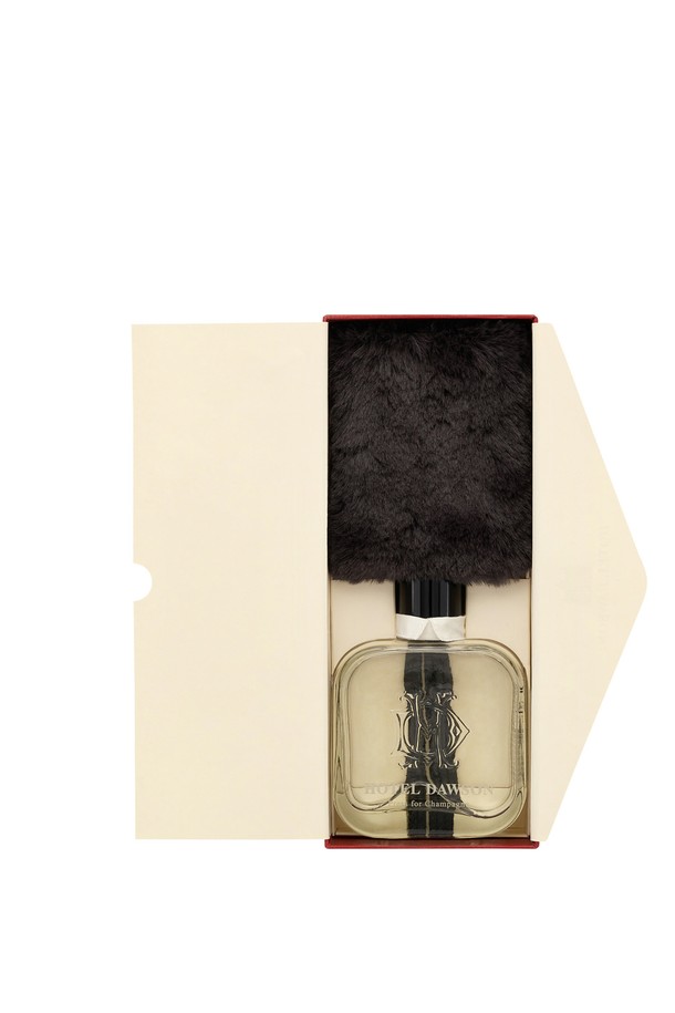 호텔도슨 디퓨저 듀오세트는 본품과 리필, 쇼핑백, 바디사쉐 6종으로 구성되어 은은한 향기를 선사합니다. 250ml 용량으로, "Welcome to the Pleasuredome", "Sac de Voyage" 등 6가지 다채로운 향을 즐길 수 있습니다. 리드스틱을 꽂아 24시간 후 사용하며 스틱 개수로 향의 강도를 조절할 수 있습니다. 45개의 리드스틱이 포함되어 있으며, 리필 사용 시 동일 향으로 사용해야 합니다. 어린이 및 반려동물, 직사광선과 고온, 가구 및 의류와의 접촉에 주의하여 사용하세요.
