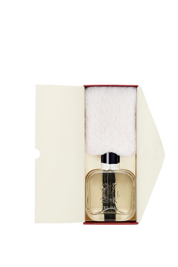 호텔도슨 디퓨저 듀오세트 본품+리필 세트입니다. 은은한 향으로 공간을 채워줄 이 세트는 각 250ml 용량의 본품과 리필, 그리고 45개의 리드 스틱으로 구성되어 있습니다. Welcome to the Pleasuredome, Sac de Voyage, The Secret Session, Room No.792, Press for Champagne, Jardin Midnight 등 6가지 다채로운 향 중에서 선택 가능합니다. 쇼핑백과 바디사쉐 6종을 증정하여 더욱 풍성하게 즐길 수 있습니다. HB19-12-0619 인증을 받은 안전한 제품으로, 주 2회 리드스틱을 뒤집어 더욱 오래 향을 음미하세요.
